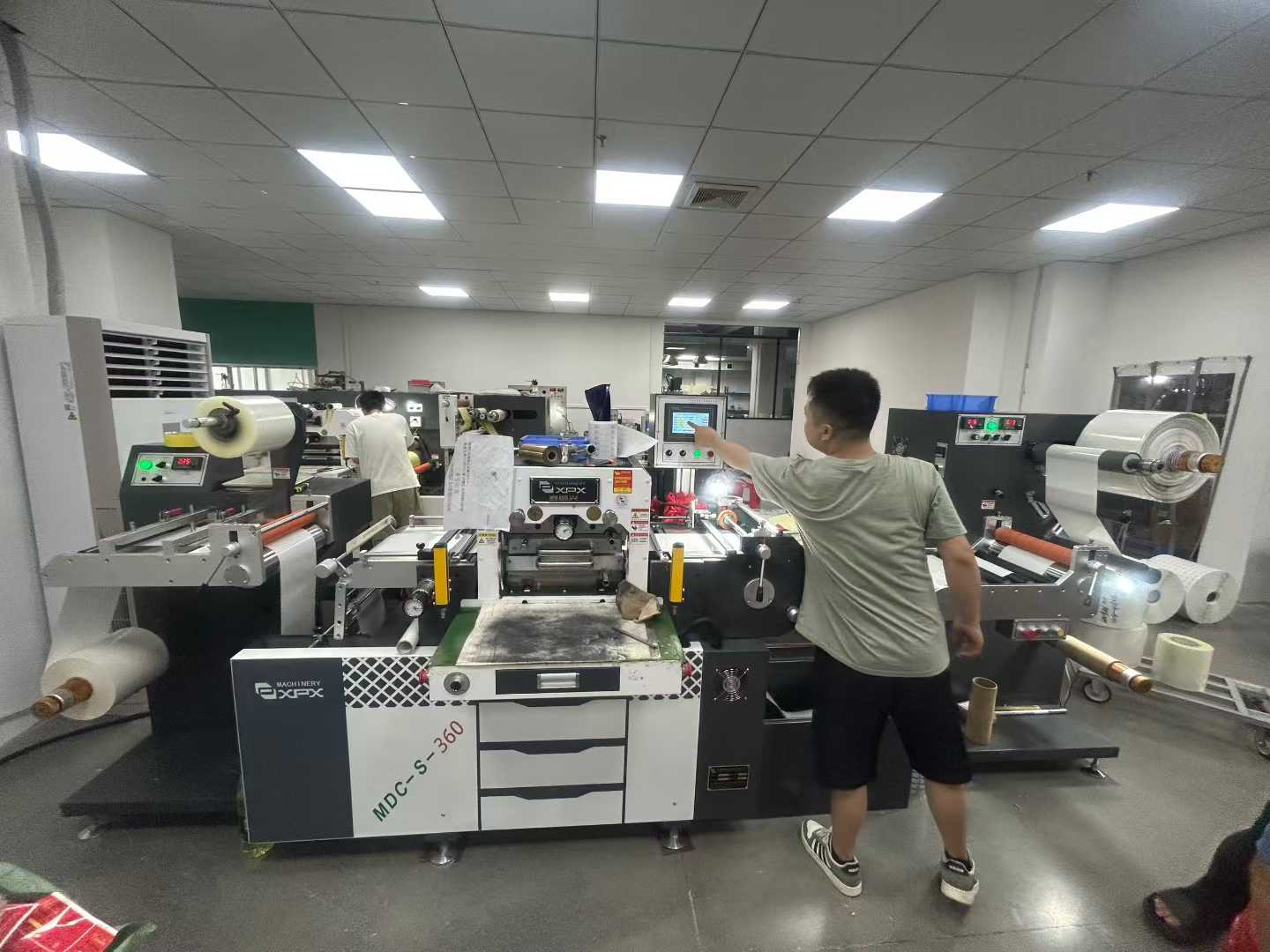 标签成品整理与交付检查现场实拍
